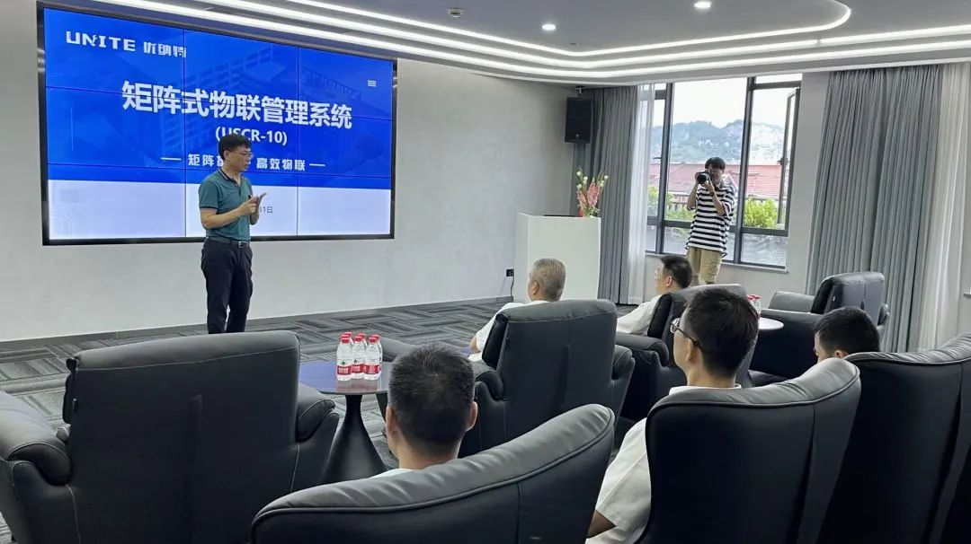唐小辉书记一行参观优纳特产品中心